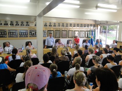 PREFEITO COM PROFESSORES.JPG